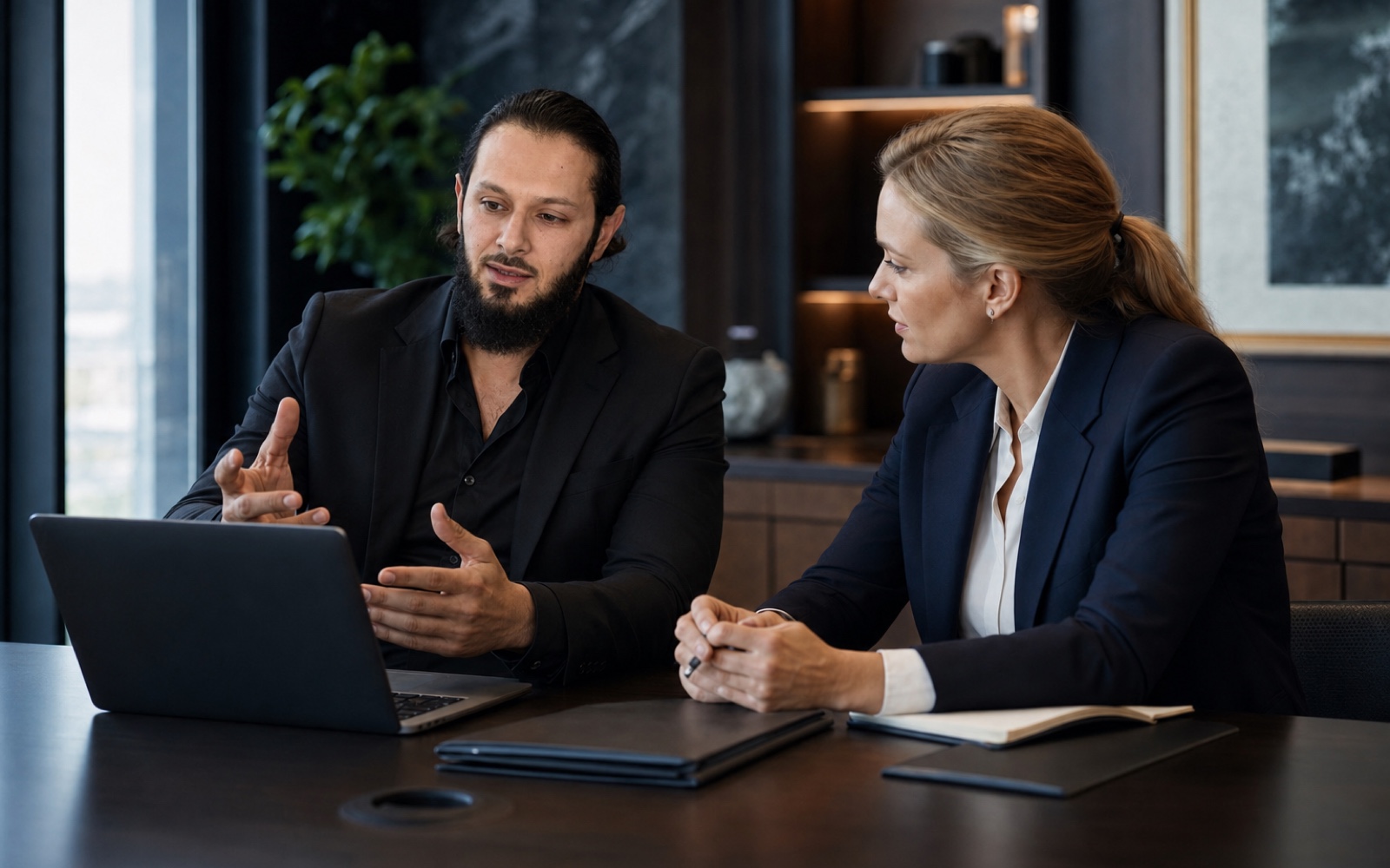 Sales team bespreekt AI, data en gesprekskwaliteit in B2B-sales